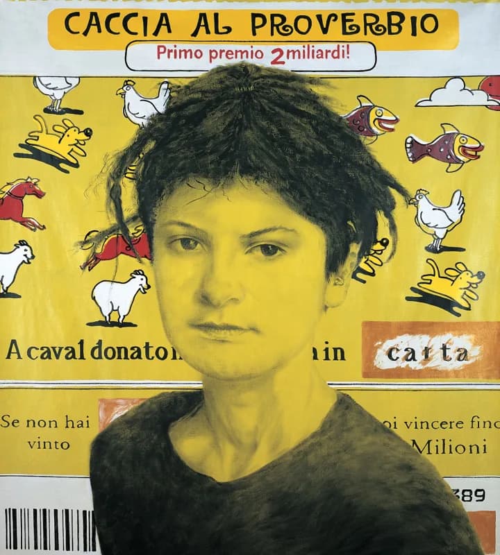 Ritratto frontale di un giovane con capelli scuri spettinati e maglia nera, sovrapposto a un grande biglietto giallo con scritte, codice a barre e vignette di animali, tra cui cavalli, polli, pesci, capre e topi.