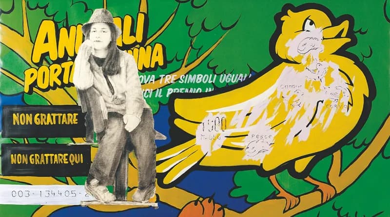 Su fondo verde, una grande illustrazione gialla di un uccello che tiene biglietti tra le ali è affiancata da un uomo in bianco e nero con cappello; scritte pubblicitarie e riquadri neri con lettere gialle attraversano la composizione.