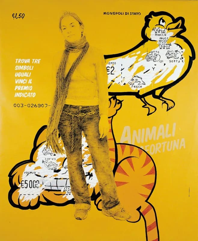 Su fondo giallo ocra, una donna a figura intera è sovrapposta a un grande papero nero e bianco e a un gatto stilizzato, entrambi attraversati da frammenti di biglietti gratta e vinci.