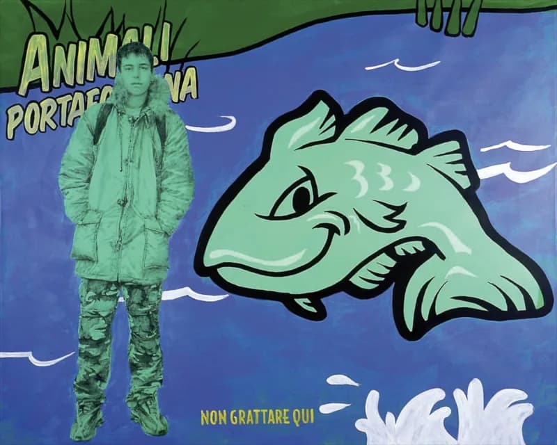 Figura maschile in piedi, resa in verde monocromo, davanti a uno sfondo blu con onde bianche e la grande testa stilizzata di un pesce verde menta dai contorni neri; in alto e in basso compaiono elementi verdi e bianchi simili a mani o pinne.
