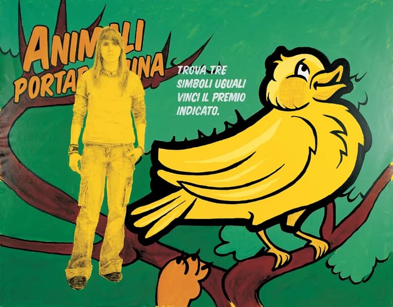 Figura femminile gialla accanto a un grande uccello giallo stilizzato su un ramo, davanti a uno sfondo verde con scritte bianche e arancioni e rami scuri.