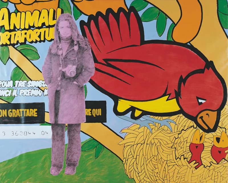 Figura fotografica di una donna in cappotto grigio davanti a un grande gratta e vinci dai colori vivaci, con un gallo rosso, due pulcini e foglie verdi su fondo azzurro e giallo.