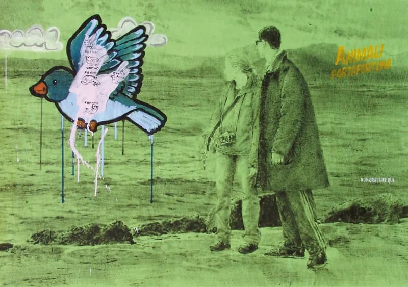 Su un paesaggio verde, due uomini camminano verso destra accanto a un grande uccello azzurro e bianco ad ali spiegate, con parole e segni sul corpo e colature di vernice sotto le zampe.