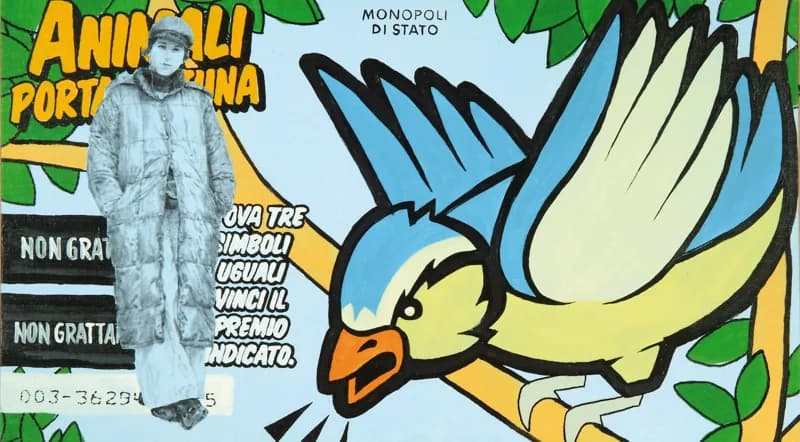 Figura fotografica in bianco e nero di una donna in cappotto sulla sinistra, accanto a un grande uccello stilizzato dai contorni neri, con piume azzurre e crema, su fondo azzurro chiaro con foglie verdi e frammenti di scritte pubblicitarie.
