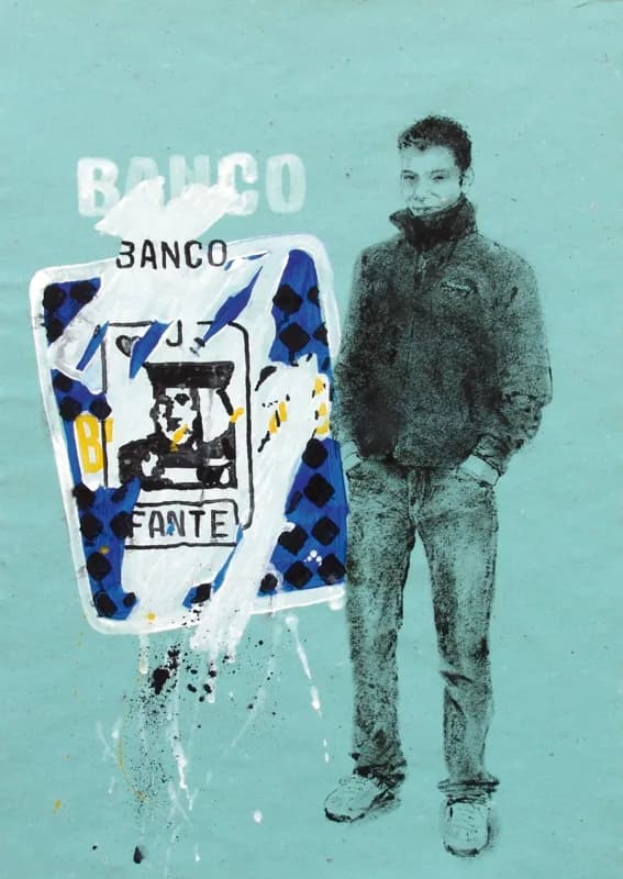 Su fondo turchese, un uomo in piedi con le mani in tasca appare accanto a una grande carta da gioco bianca e blu, macchiata e parzialmente coperta da scritte e da un disegno di tavolo.