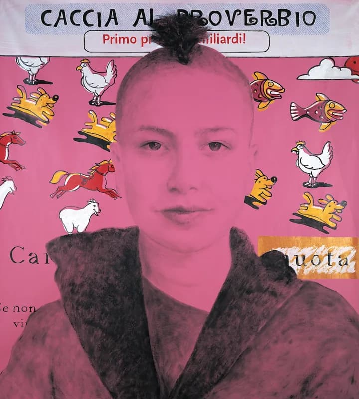 Ritratto frontale di una persona con capelli raccolti in un ciuffo e ampio colletto scuro, su fondo rosa con illustrazioni di animali, scritte parziali e un riquadro bianco nella parte superiore.