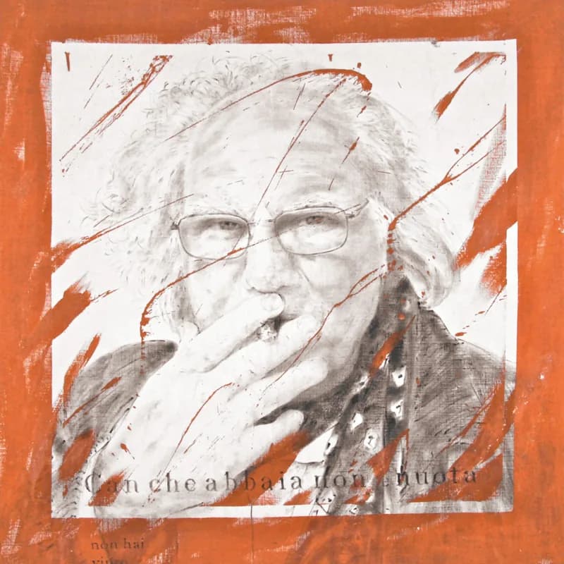 Ritratto in bianco e nero di un uomo anziano con occhiali, la mano davanti alla bocca, entro un riquadro bianco segnato da graffi e pennellate arancioni su fondo arancione.