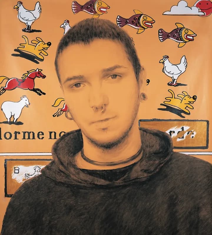 Ritratto frontale di un giovane uomo con felpa nera su fondo arancione, circondato da disegni di galline, pesci, cani, cavalli e capre, con frammenti di una scritta e di biglietti raffigurati dietro di lui.