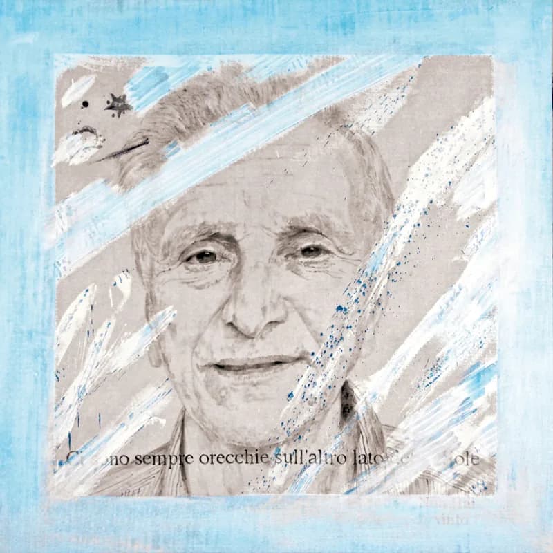 Ritratto frontale in bianco e grigio di un uomo anziano, attraversato da ampie pennellate diagonali bianche e azzurre, con una fascia azzurra lungo il bordo e scritte nere parzialmente visibili in basso.