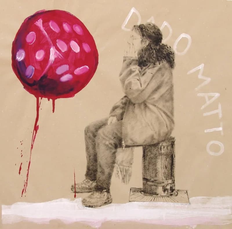 Grande dado rosso con punti rosa e colature di vernice a sinistra, accanto a una figura seduta in bianco e nero con il volto coperto dalle mani, su fondo beige.