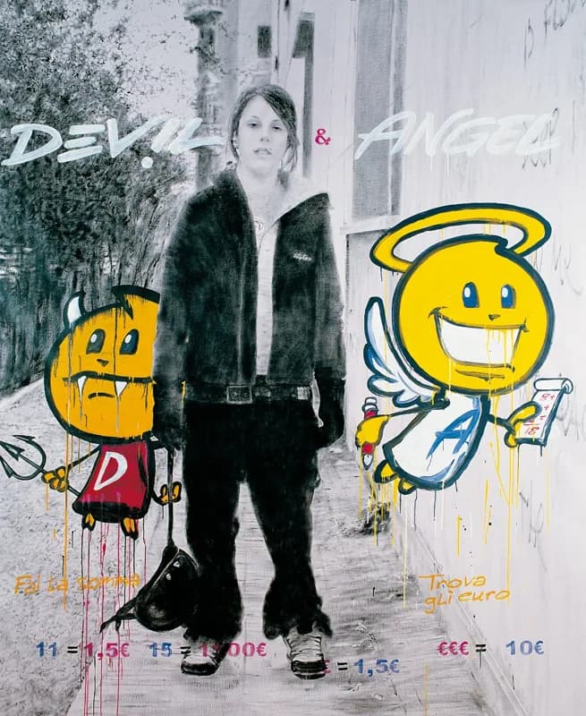 Fotografia in bianco e nero di una giovane donna in piedi su un marciapiede, affiancata da un piccolo diavolo giallo e da un grande angelo giallo sorridente dipinti con colature di colore.