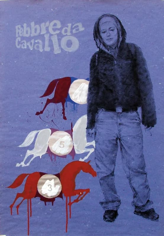 Figura a figura intera, vestita con giacca scura e jeans, su fondo viola-azzurro; accanto compaiono sagome di cavalli rossi e bianchi con dischi da gratta e vinci, macchie e colature rosse, mentre in alto a sinistra si vede una scritta bianca.