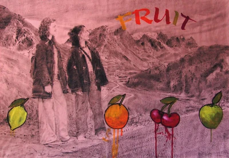Due figure in abiti scuri stanno in una valle montana resa in toni rosa e grigi; in primo piano, quattro frutti dai colori vivaci con foglie verdi colano di vernice, mentre in alto compare una scritta multicolore.