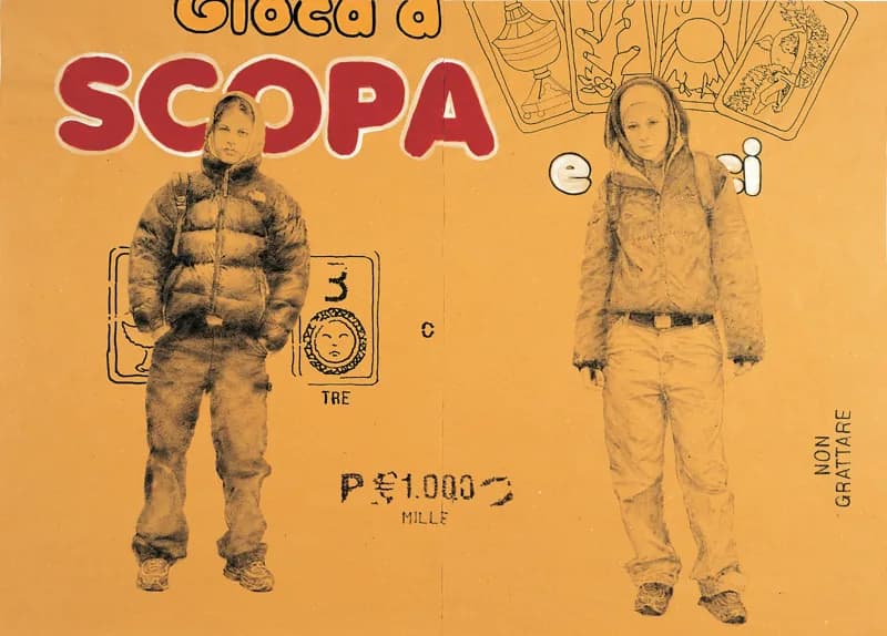 Due figure a figura intera, una con piumino scuro e una con giacca chiara, sono disposte su un fondo giallo aranciato con grandi scritte rosse e nere, disegni di carte da gioco e piccoli simboli stampati.