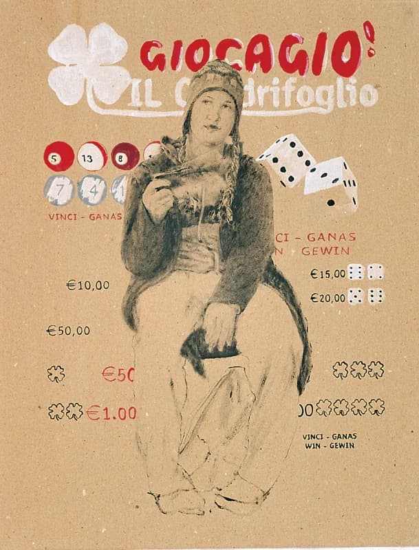 Figura femminile seduta, resa in toni bruni e grigi, al centro di una composizione su fondo beige che riproduce una scheda di gioco con numeri, dadi, quadrifogli e scritte rosse, nere e bianche.