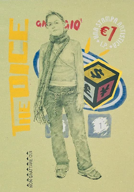 Figura femminile a figura intera, con sciarpa lunga, jeans e scarpe da ginnastica, su fondo beige con scritte gialle e rosse, cerchi blu, un dado con simboli monetari e un piccolo riquadro con il numero 1.