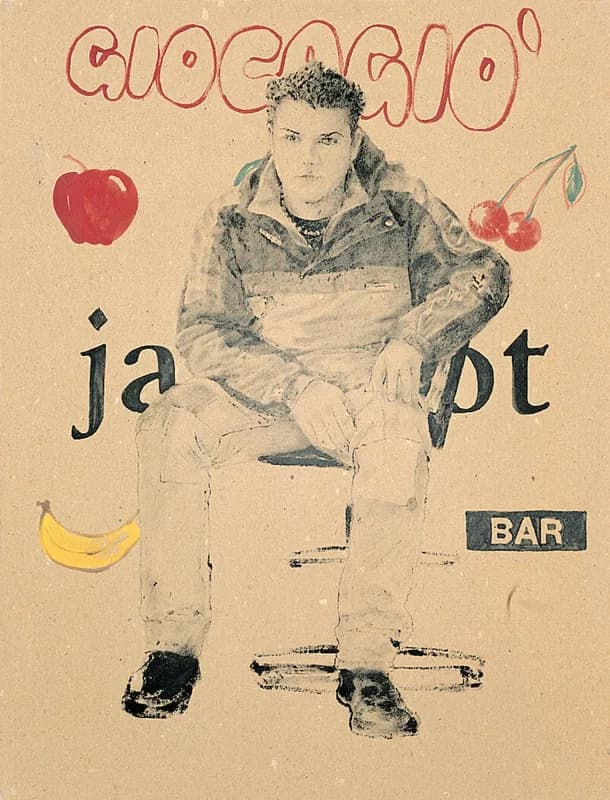 Ritratto fotografico in bianco e nero di un uomo seduto su una sedia, su fondo beige con scritte rosse e nere, una mela, ciliegie, una banana e la scritta «BAR».