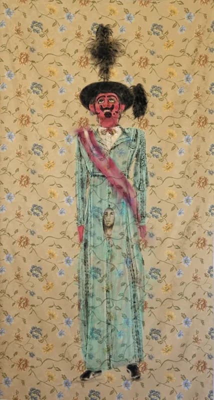 Figura maschile a figura intera con volto rosso, cappello nero a tesa larga e alta piuma scura, vestita con un lungo abito azzurro-verde e una fascia rosa diagonale, su fondo beige a fiori minuti.