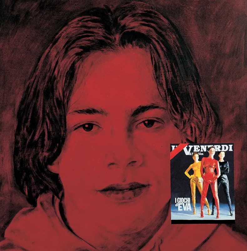 Primo piano di un volto femminile dai capelli scuri su fondo rosso scuro, con una piccola copertina di rivista nell'angolo inferiore destro che mostra tre modelle in abiti aderenti colorati.