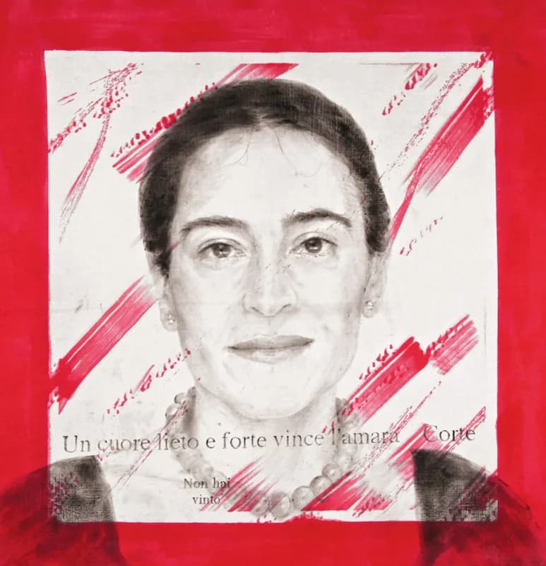 Ritratto frontale in bianco e nero di una donna dai capelli raccolti, con collana di perle, su fondo bianco segnato da pennellate rosse diagonali e incorniciato da un ampio bordo rosso.