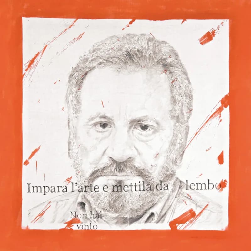 Ritratto frontale a matita di un uomo anziano con capelli e barba grigi, su un riquadro bianco bordato di rosso e attraversato da rapide pennellate rosse; sul volto e in basso compaiono scritte nere parzialmente leggibili.