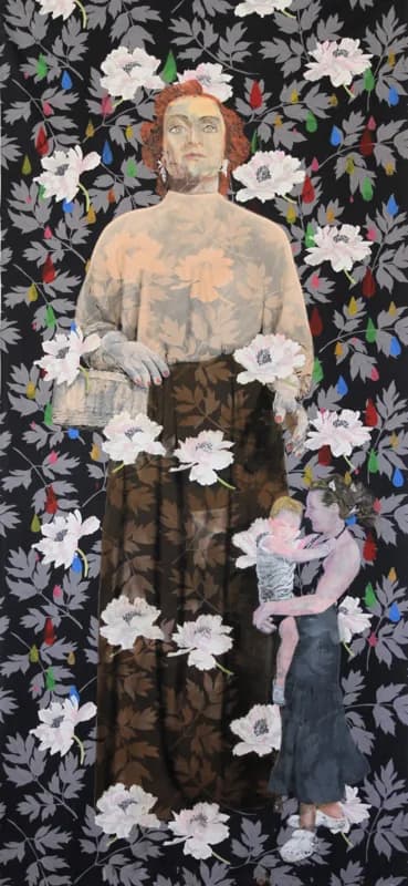 Figura femminile monumentale, dai capelli ramati e dallo sguardo frontale, al centro di uno sfondo nero con grandi fiori bianchi, foglie grigie e piccoli accenti colorati; sul lato destro una donna più piccola le abbraccia la vita.