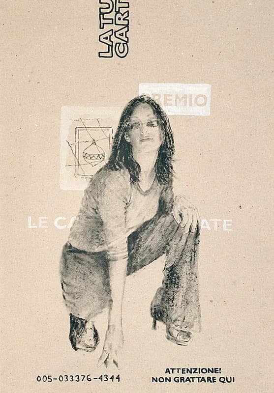 Su fondo beige puntinato, una donna con occhiali scuri e abiti ampi è raffigurata in piedi al centro di un grande biglietto del Gratta e Vinci, con scritte e simboli stampati tutt'intorno.
