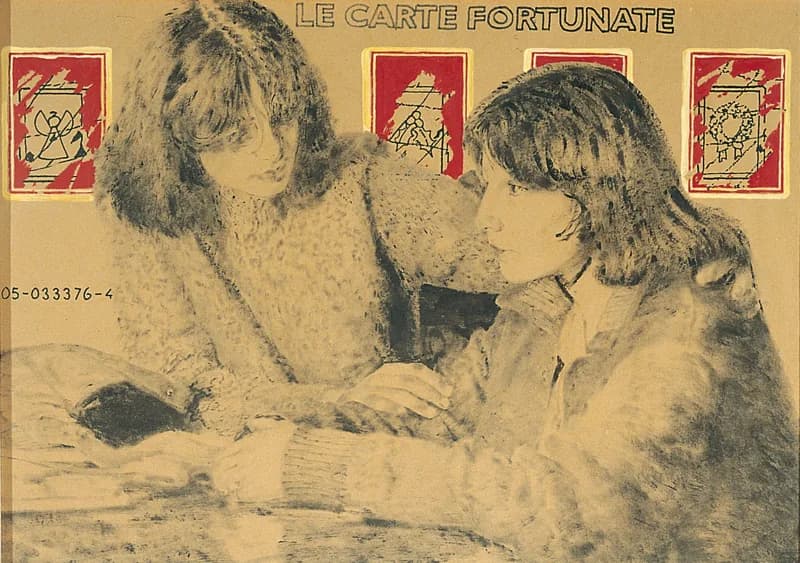 Due donne dai capelli lunghi, rese in toni seppia e grigio, siedono una di fronte all’altra attorno a un tavolo con le mani vicine; sullo sfondo ocra compaiono quattro carte rettangolari rosse con disegni neri.