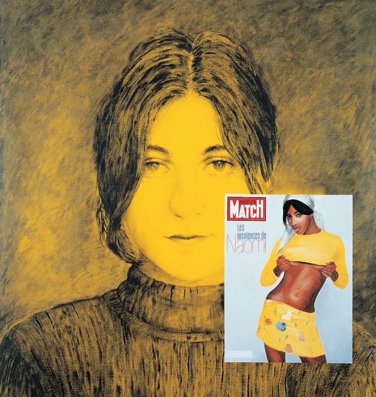 Grande ritratto frontale, dai toni giallo ocra e neri, di una donna con capelli scuri e maglione a collo alto; sul lato destro del busto è sovrapposta la copertina di una rivista con una modella in abiti gialli.