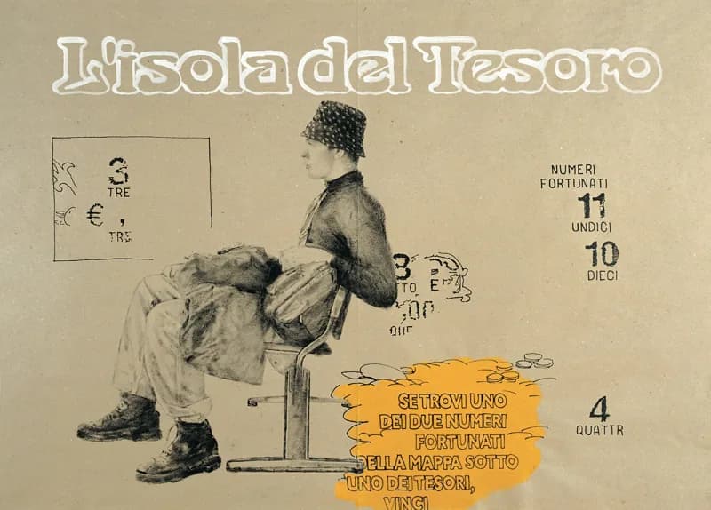 Due uomini in bianco e nero, uno seduto e uno piegato in avanti, compaiono su uno sfondo beige con scritte, numeri, monete e riquadri di una schedina, attraversati in basso da una macchia gialla e arancione.