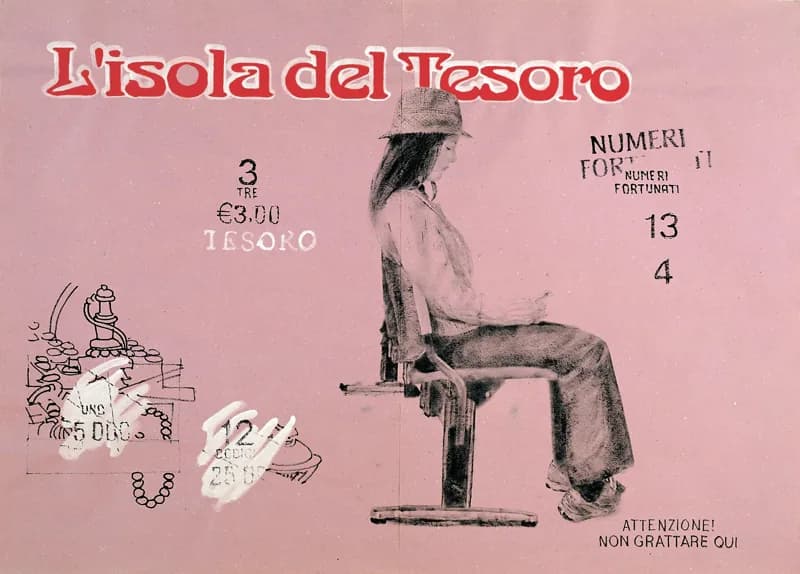 Figura femminile di profilo, seduta su una sedia con cappello e abiti grigi, al centro di un fondo rosa punteggiato da scritte, numeri e piccoli disegni neri; in alto compaiono grandi lettere rosse e bianche.