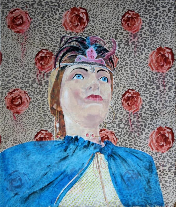 Figura femminile vista dal basso, con grandi occhi azzurri e copricapo ornato di perle, avvolta in un mantello blu su uno sfondo puntinato grigio decorato da rose rosse.