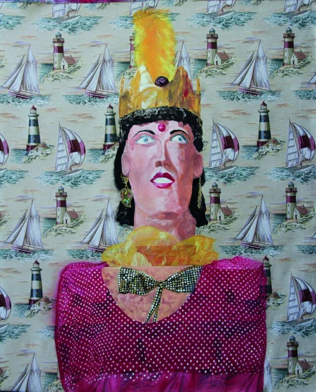 Figura femminile frontale con cappello giallo e arancione, abito fucsia a pois bianchi e grande fiocco sul petto, su un tessuto stampato con velieri e fari.