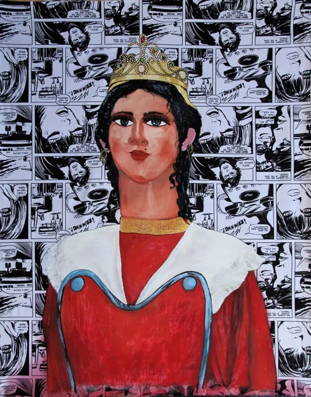 Figura frontale coronata, dal volto truccato e dai capelli neri, con abito rosso e ampio colletto bianco, davanti a uno sfondo di vignette in bianco e nero.