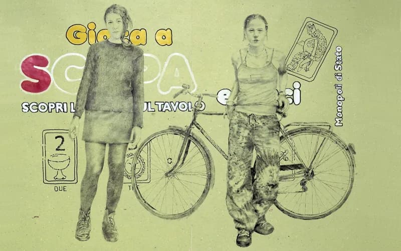 Due figure femminili in bianco e nero, una in piedi e una appoggiata a una bicicletta, si stagliano su uno sfondo verde pallido con scritte pubblicitarie, numeri e simboli di carte da gioco.