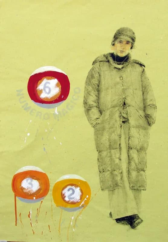 Figura a figura intera con lungo cappotto imbottito e berretto su fondo giallo pallido, affiancata da tre cerchi dipinti di rosso, arancione e giallo con i numeri 6, 3 e 2 al centro.