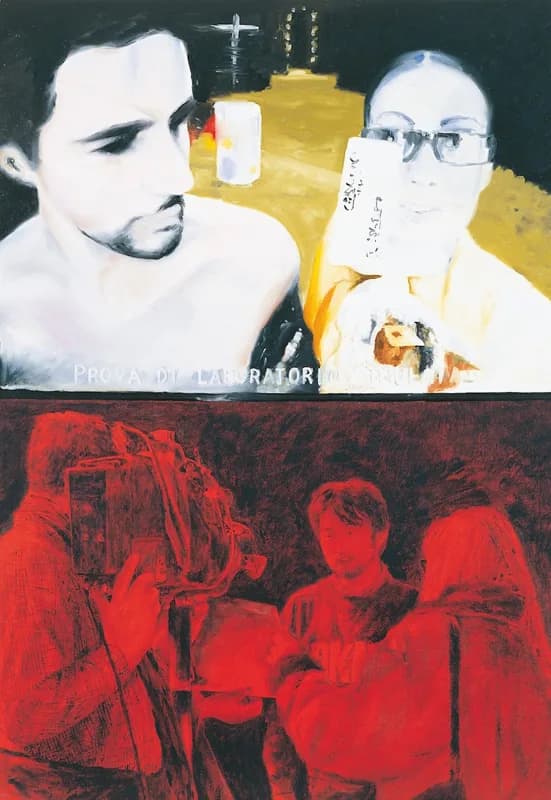 Composizione divisa in due fasce: in alto, su fondo nero e giallo, un uomo a torso nudo guarda una donna con occhiali che tiene un foglio davanti al viso; in basso, una scena fotografica rosso scuro mostra una persona con una videocamera rivolta verso due figure.