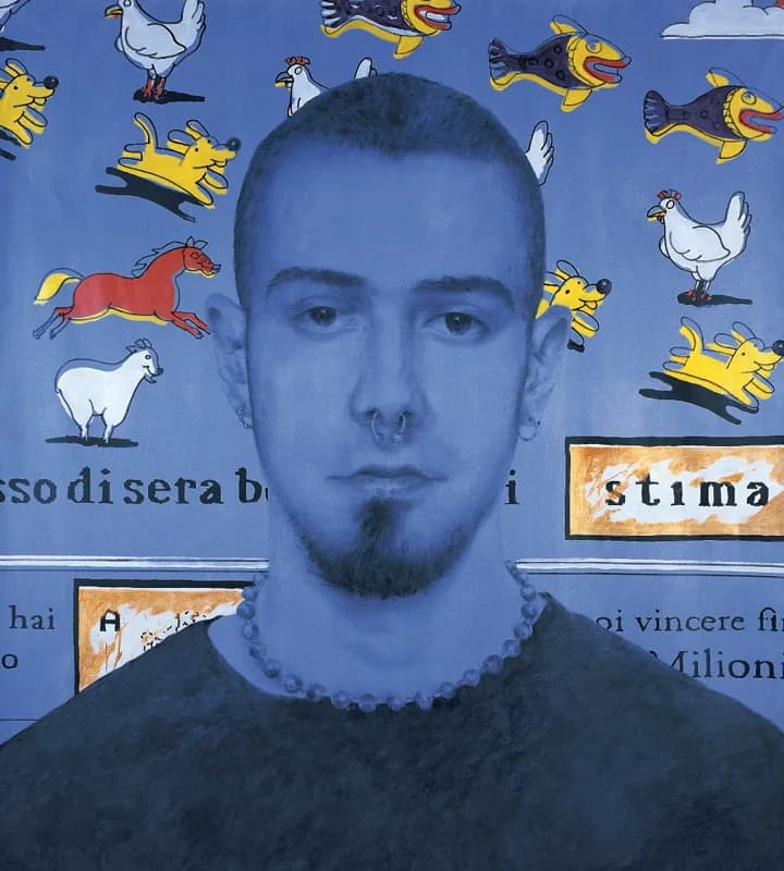 Ritratto frontale, nei toni del blu, di un giovane con piercing al setto e collana di perline, su uno sfondo azzurro popolato da animali caricaturali e frammenti di scritte nere e arancioni.