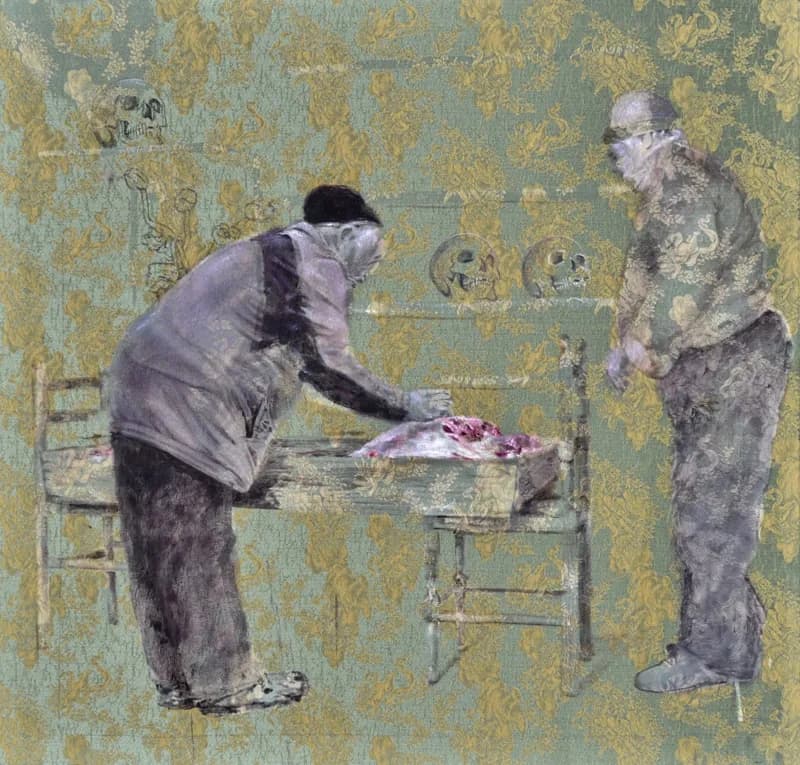 Due uomini in abiti grigi sono ai lati di un tavolo con un pezzo di carne cruda, su uno sfondo verde acqua a motivo damascato giallo; dietro di loro compaiono sedie, un lavandino e disegni di teschi.