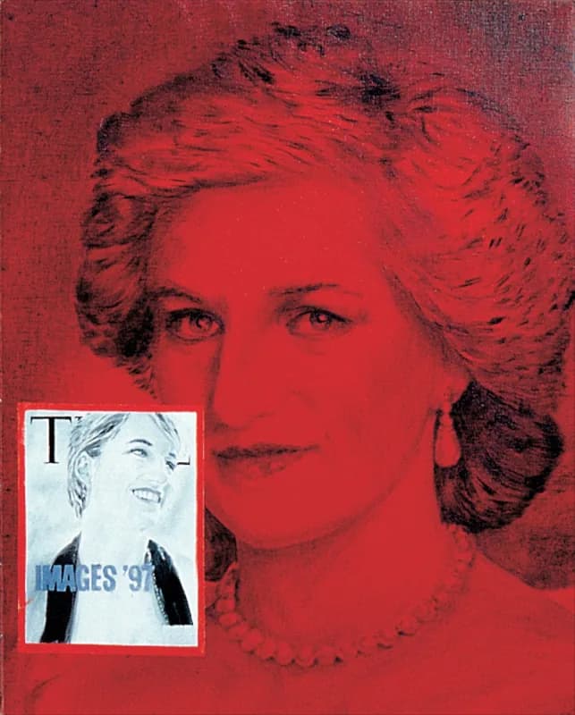 Ritratto ravvicinato di una donna dai capelli chiari su fondo rosso intenso, con un piccolo ritaglio di rivista raffigurante un’altra donna nell’angolo inferiore sinistro.