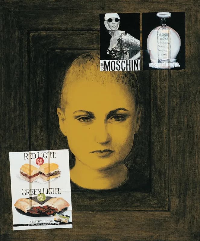 Ritratto frontale di una donna dai capelli raccolti, in giallo ocra e nero, su un fondo scuro materico, con ritagli pubblicitari di moda, vodka e panini sovrapposti attorno al volto.