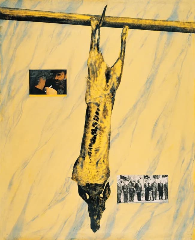 Carcassa scuoiata di un animale appesa per le zampe posteriori a una sbarra orizzontale, su fondo giallo pallido con striature azzurre, affiancata da due piccole fotografie, una con un uomo barbuto e una con un gruppo di uomini.
