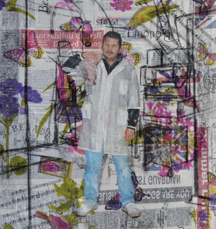Uomo a figura intera con camice bianco e pantaloni azzurri, al centro di uno sfondo fitto di ritagli di giornale, fiori rosa e viola, farfalle colorate e segni grafici neri.