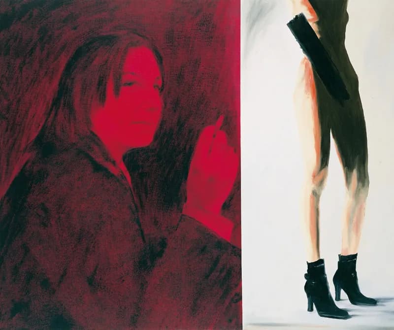 Composizione divisa verticalmente: a sinistra, il ritratto scuro e rosso di una donna con una mano sollevata; a destra, le gambe di una figura in abito nero e stivaletti con tacco su fondo bianco.