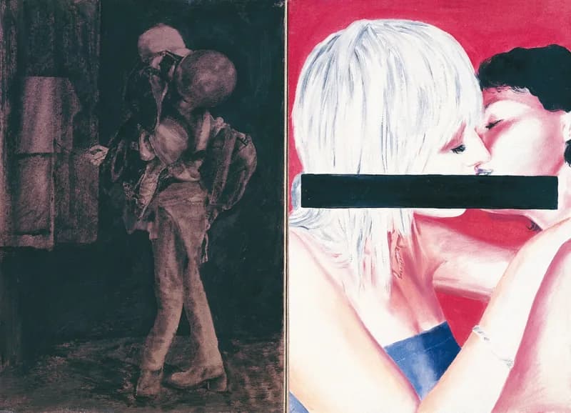 Dittico diviso verticalmente: a sinistra, due figure scure si abbracciano in un interno quasi nero; a destra, due donne dai capelli bianchi e neri si baciano su fondo rosso acceso, con una fascia nera orizzontale che copre le loro bocche.