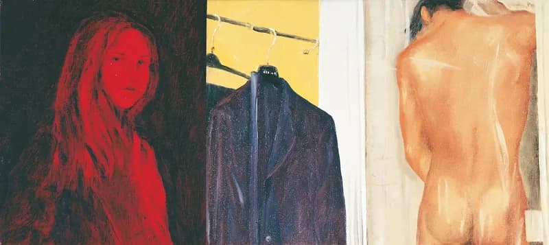 Composizione divisa in tre pannelli verticali: a sinistra il ritratto rosso di una donna su fondo scuro, al centro una giacca blu appesa davanti a un fondo giallo, a destra la schiena nuda di una figura in toni caldi.