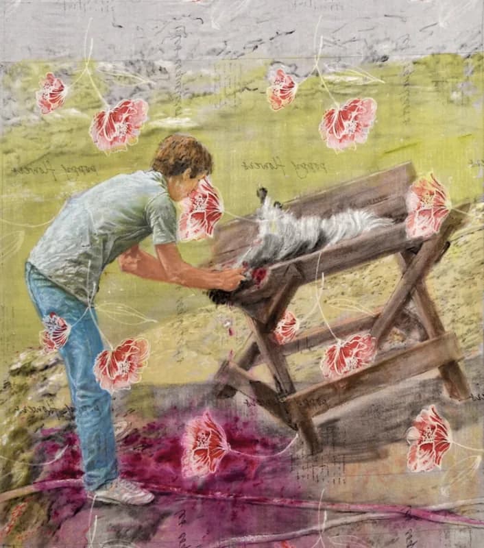 Un uomo con maglietta verde e jeans si china su un corpo animale grigio posto su una struttura di legno inclinata, davanti a uno sfondo verde coperto di scritte e attraversato da sagome rosse di tagli di carne.