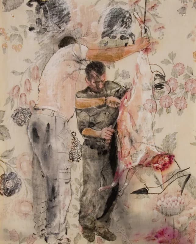 Due uomini, uno visto di spalle e uno di fronte, scuoiando una carcassa animale sospesa, su un fondo di tessuto chiaro con grandi fiori rosa, rossi e grigi.