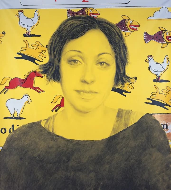 Ritratto frontale di una donna dai capelli scuri su fondo giallo acceso, circondata da disegni di pesci, galline, cavalli e capre; indossa una maglia scura dalle ampie spalle.
