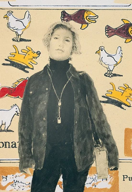 Figura femminile a figura intera, con giacca scura, dolcevita nero e una borsa nella mano destra, davanti a uno sfondo beige decorato con polli bianchi, pesci rossi e animali gialli stilizzati.